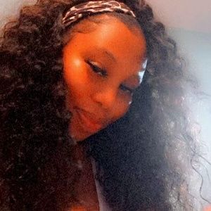 Meet your Posher, Caitlin